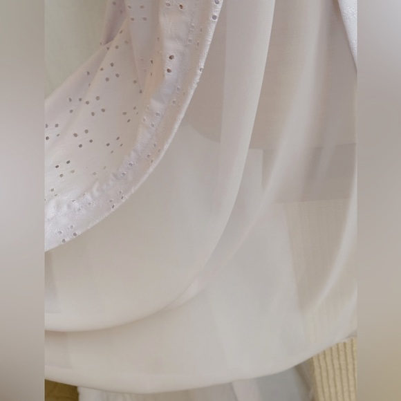 🆕LISTING🆕 Pebble and Stone eyelet cap sleeve blouse with peek-a-boo back - Picture 4 of 8